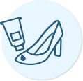 С помощью губки-аппликатора нанесите средство на поверхность обуви.